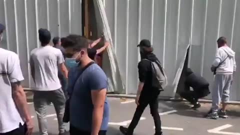 BREAKING! Nantes France, protesters try to get into government buildings