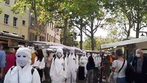LEs Masques Blancs Lyon L'école des Larmes au Marché de la Croix Rousse 25 sept