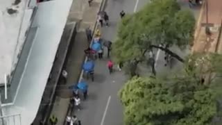 Así avanza la marcha de profesores por la carrera 27