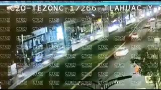 Viral:Se desploma una vía elevada con vagones del Metro de Ciudad de México