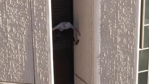 Maison DesChamps climbing Chase Tower in Phoenix, Arizona without safety gear