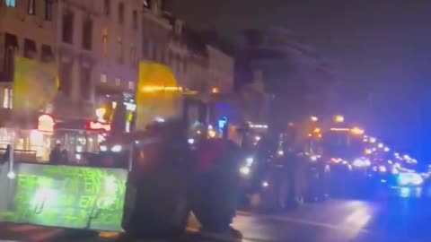 🔥 UPDATE – The tractors arrive in Brussels, escorted by the Belgian police.