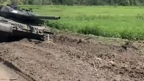 💥New footage of the Ukrainian military's Leopard tanks being hit has posted online