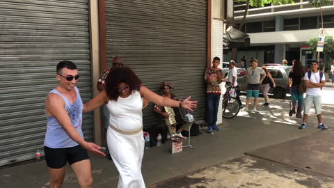 EPIC Dance Fail at Avenida Paulista Street Party! Hilarious Blooper Takes the Spotlight 😂🕺