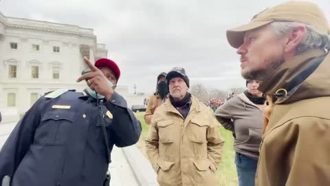 Jan6th Video Shows Oath Keepers Working With Capitol Police To Rescue Riot Police