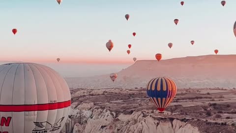 Quem você levaria para aquela voltinha de balão na Capadócia ✈️ 👇 Saiba mais em