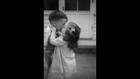 17 Adorable Vintage Photos of the First Kisses Ever (720p)