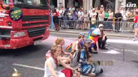 A LONDRA GLI ATTIVISTI VERDI BLOCCANO LA PARATA DEI PERVERTITI LGBTQ