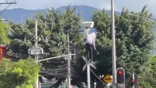Manifestante vandalizando cámaras de fotomultas en Medellín