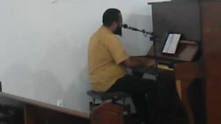 Louvando ao Deus Vivo, o único digno de louvor e adoração.