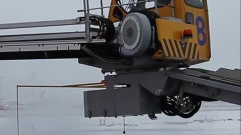 AMAZING AIRPLANE DE-ICING OPERATIONS