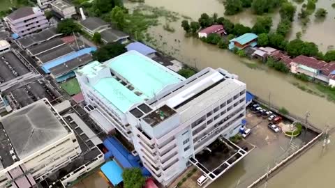 Watch Thai paragliders drop food to flood zones
