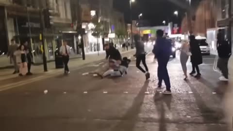 [ FULL ] Street Fight UK Guy Defends Girlfriend & Police Called After Brawl - LEEDS 🇬🇧