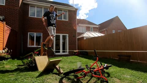 Juggling a Golf Ball While Balancing On a Slackline