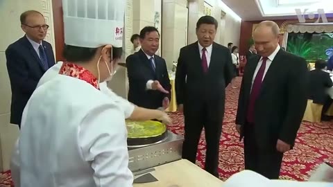 Putin eating lunch with present of china