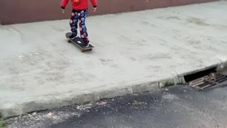 Criança dando o primeiro pulo de skate q alegria