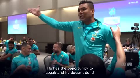 Neymar asks politely for Casemiro to calm down