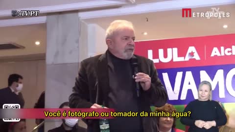 Fotógrafo tenta tirar garrafa de água das mãos de Lula e ex-presidente o repreende