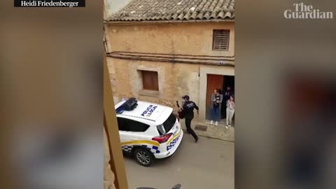 Spanish police sing to families during coronavirus lockdown in Mallorca