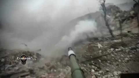 Russian tank destroys UAF in Marinka