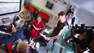De mondkapjesshow van kh op perron in Oostenrijk en in de trein. 2022