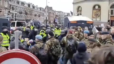 🇳🇱 veterans protecting the people from police, forming a line of defence.