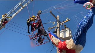 Santa rescued after snagging power lines in Sacramento