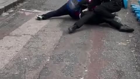 A phone thief tackled Outside Officers in London happened yesterday_1