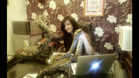 Pakistani singer Rabi Pirzada plays with snakes, threatens PM Modi in viral video!#chotisibaat