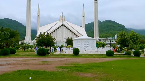 People visiting the Faisal mosque