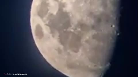 Étrange ombre sur la lune un immense OVNI sphère au-dessus de la ville!