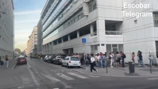 France... Hundreds of students lined up in Lyon to receive a food aid distribution