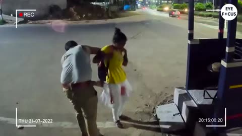 SALUTE TO THE POLICE MAN 💖🙏 | Helping Girl in Period | #SocialAwarenes #Humanity #Kindness #EyeFocus