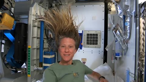 Karen Nyberg Shows How You Wash Hair in Space😳