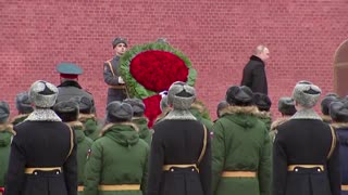 Putin lays wreath to honor armed forces