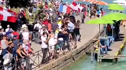 28 Aout 2021 manifestation au bord du lac d'Annecy contre le PassSanitaire.