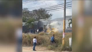 Incendio de tractomula en la autopista a Girón