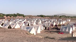 Pakistan's flood refugees face hunger at camps