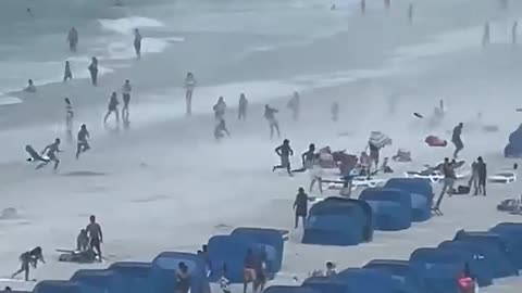 Footage captures waterspout riping through crowded beach