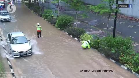 Flash floods hit several major roads in KL