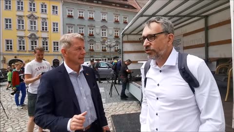 KARSTEN HILSE, MdB mit RA RALF LUDWIG im Kurzgespräch, PRESSEKONFERENZ - BAUTZEN, Markt, 27 07 2023