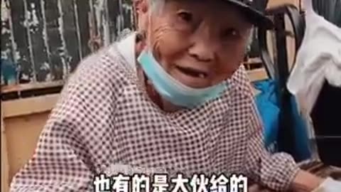 89岁老奶奶靠卖纸盒维持生计。儿子脑血栓，不会说话，只能坐轮椅