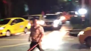¡Fuerte agarrón! Dos taxistas acabaron con sus carros a batazos en las calles de Medellín
