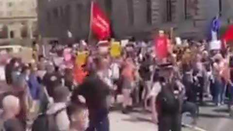 Brit Cops directing their Antifa mates psy-op Hate Riots Liverpool all staged