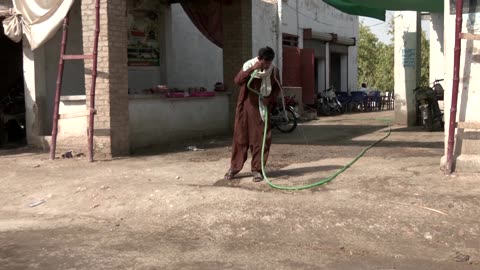 Temperatures hit 126F in Pakistan heat wave