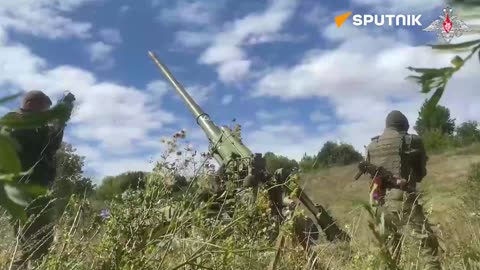 Russian soldiers fight using "Malka" self-propelled artillery systems