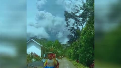 A huge column of ash covers Java! Volcano Semeru erupts in Indonesia