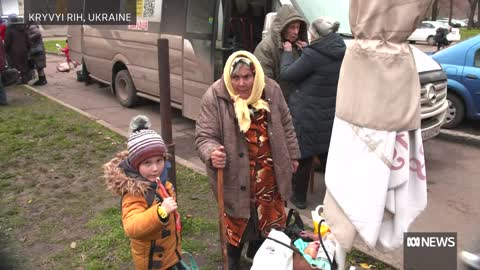 Ukrainians evacuate their homes as Russian strikes continue _ ABC News