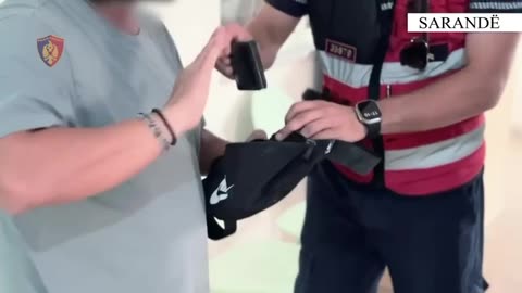 Turisti italian humb çantën me para, policia e Sarandës ia rikthen