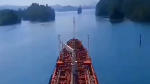 how ships pass through the Panama Canal